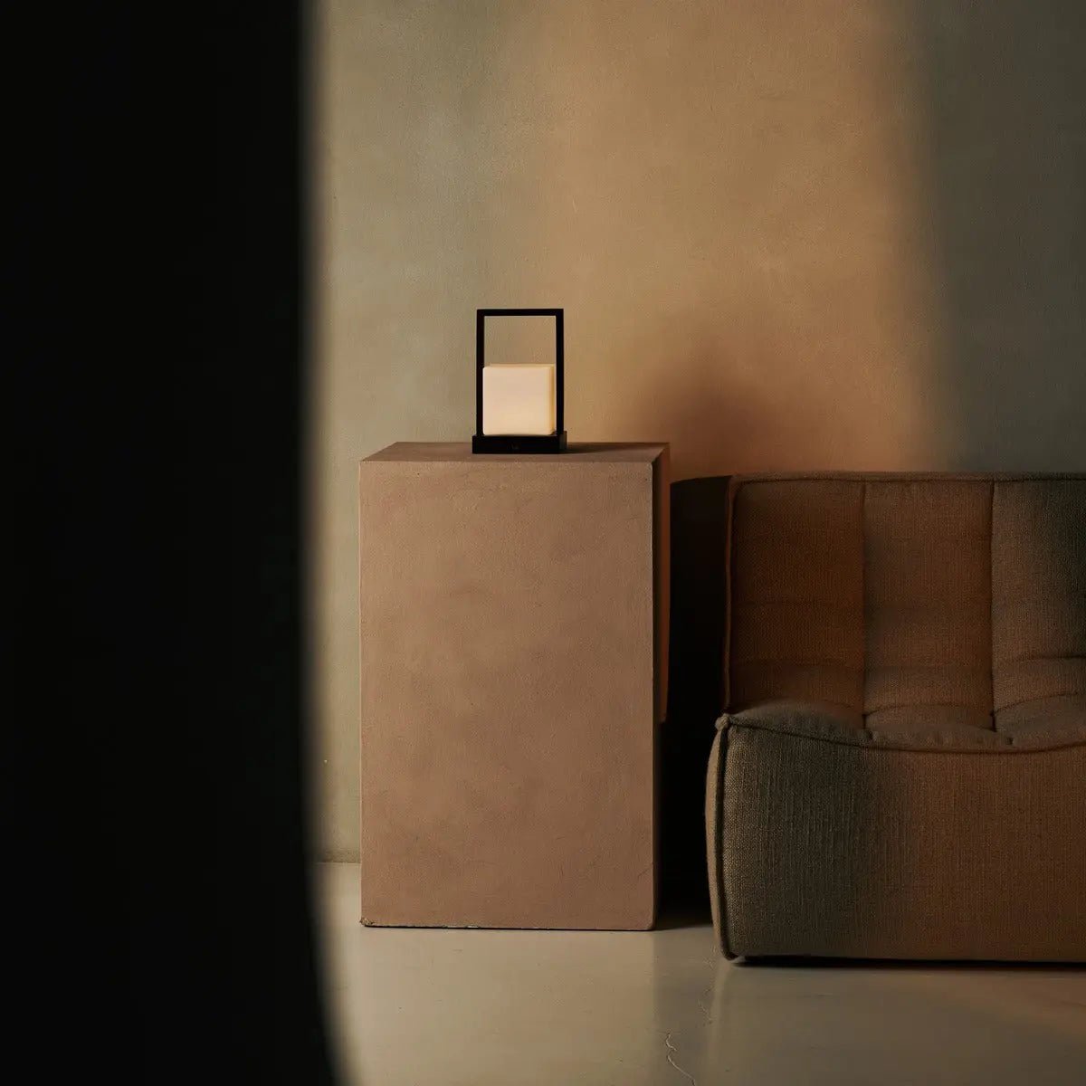 Tavellio-Amsterdam - Noah donkerbruine houten oplaadbare tafellamp met glas en houten handgreep