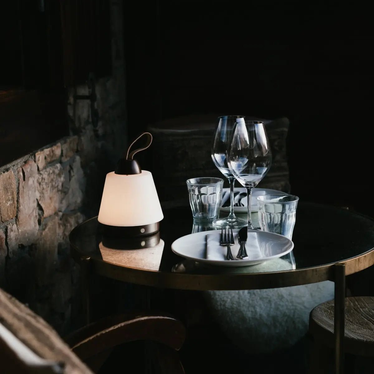 Tavellio-Amsterdam - Liv donkerbruine oplaadbare lamp – leren band, dimbaar, draadloos