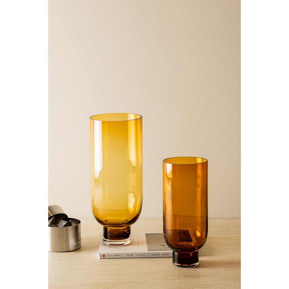 Element Accessories - Sobere moderne hoge glazen vaas, cilindrische vorm op een stevige voet, warm donkeroranje, OMAHA18AM