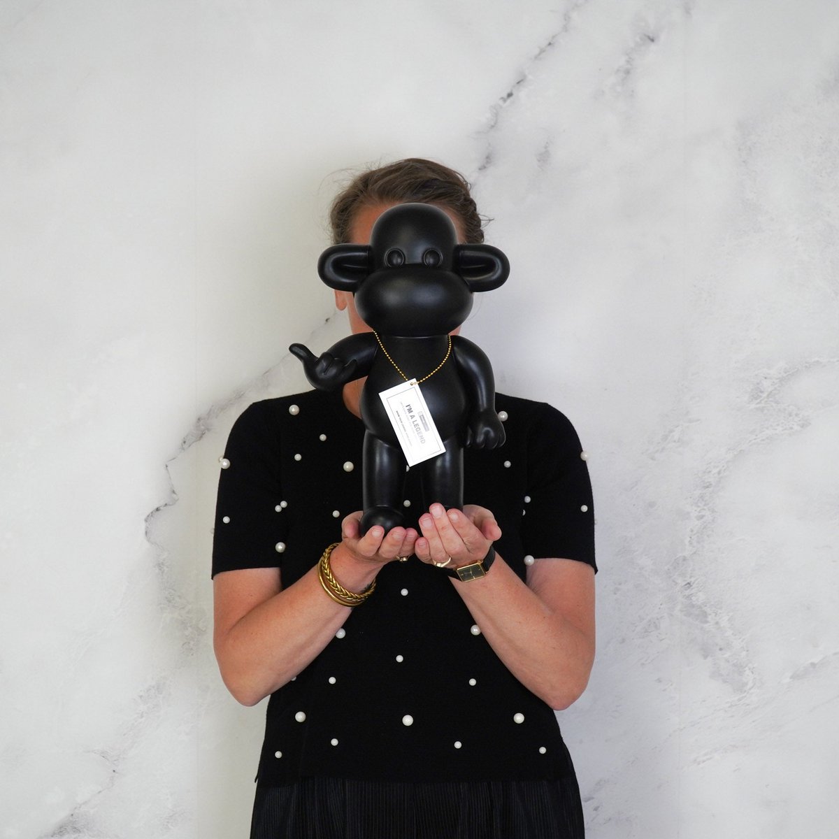 Housevitamin - Ornament - hang losse aap beeldje 'de legende' - polyresin - zwart - 20,5x13,5x35cm