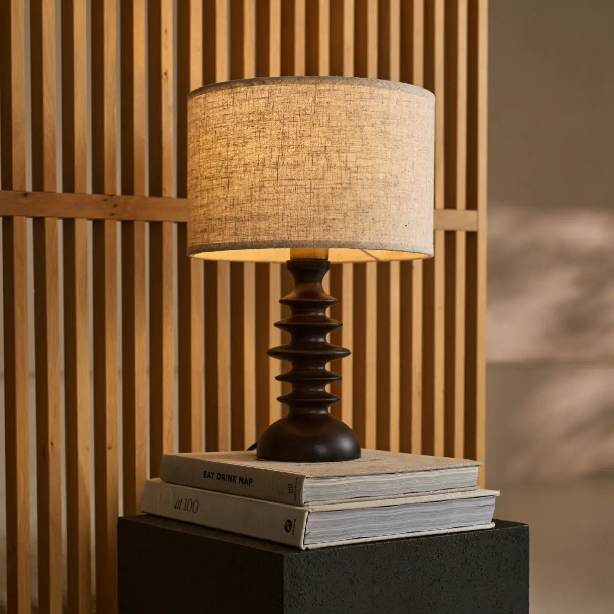 Tavellio-Amsterdam - Bodhi donkerbruine houten lamp met beige lampenkap – elegante verlichting voor elke kamer