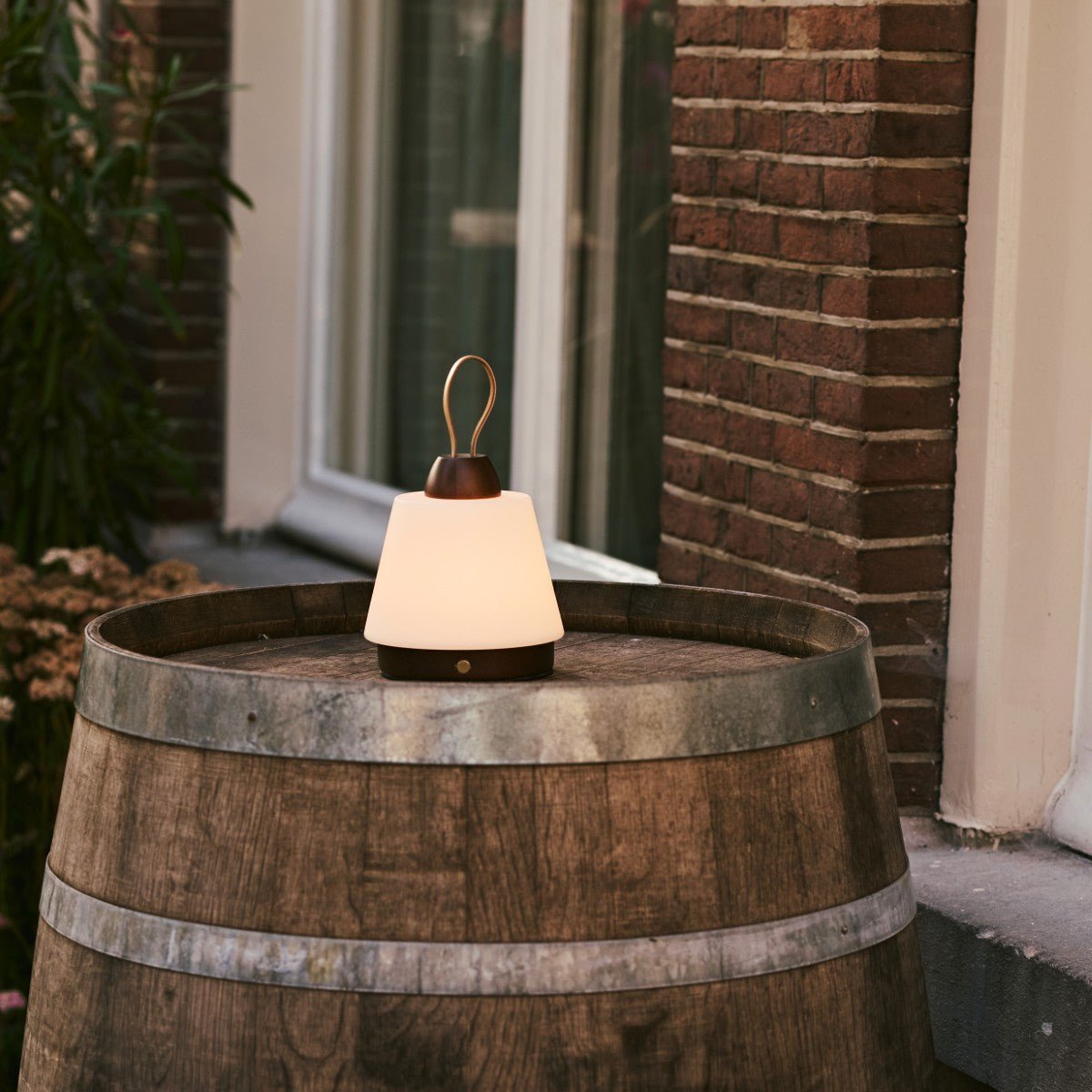 Tavellio-Amsterdam - Liv donkerbruine oplaadbare lamp – leren band, dimbaar, draadloos