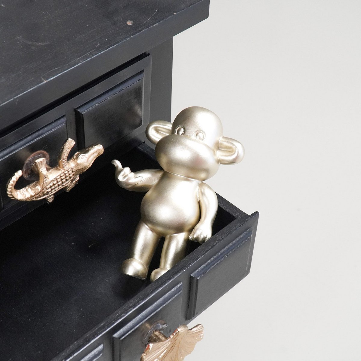 Housevitamin - Ornament - hang losse aap beeldje 'de legende' - polyresin - goud - 11x7x19cm