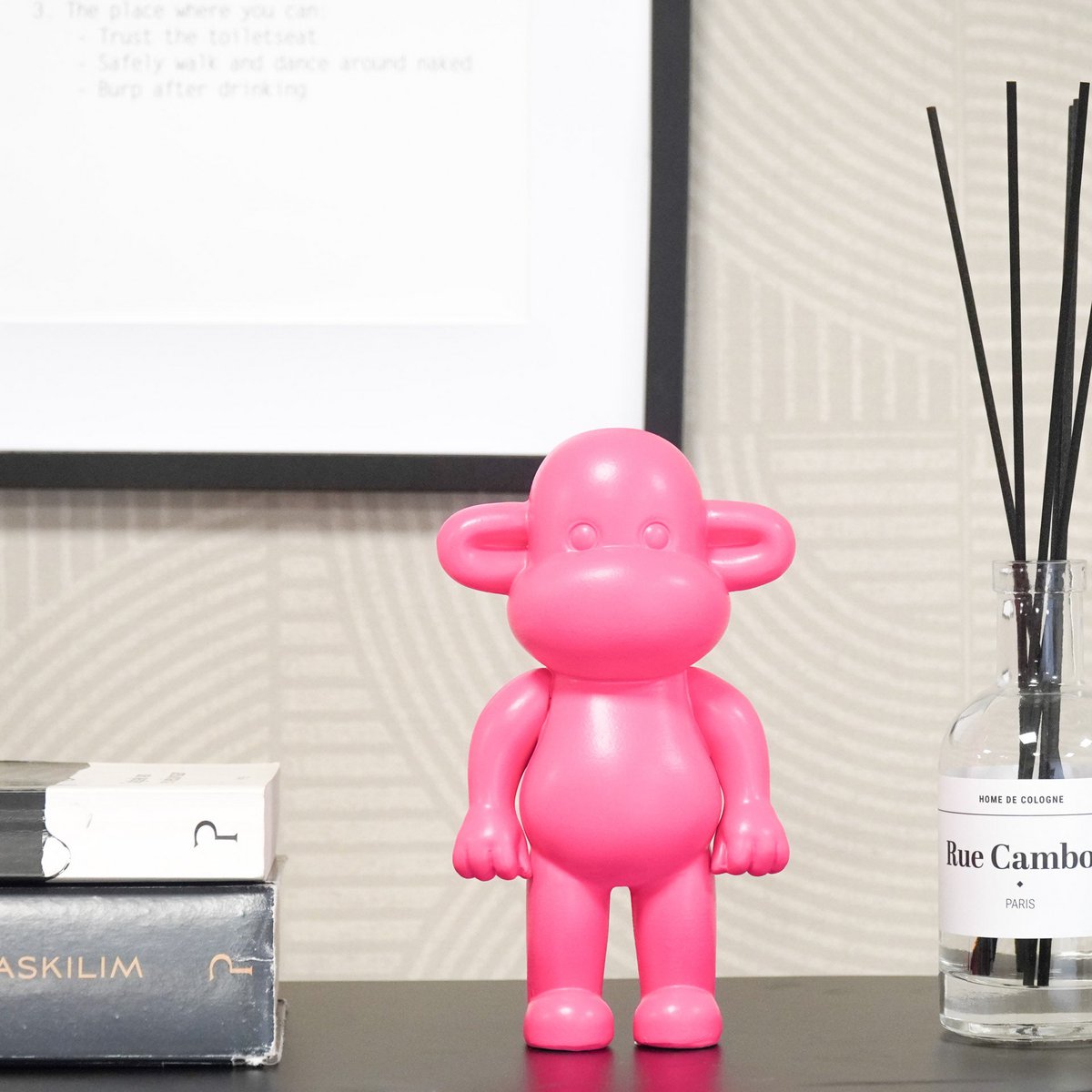 Housevitamin - Ornament - aap -beeldje 'de legende'- polyresin - roze - 11x7x19cm