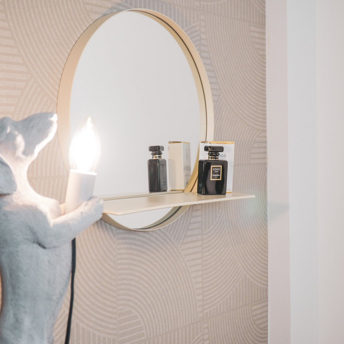 Housevitamin - Spiegel - Rond - Metaal - Met Plank - Zand- Ø40cm