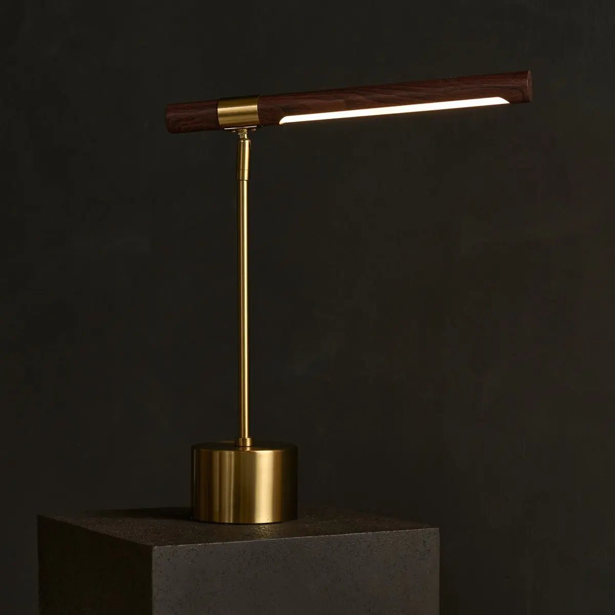 Tavellio-Amsterdam - Livia goudkleurige metalen lamp met hout – verstelbare LED, Scandinavisch design voor kantoor en woonkamer