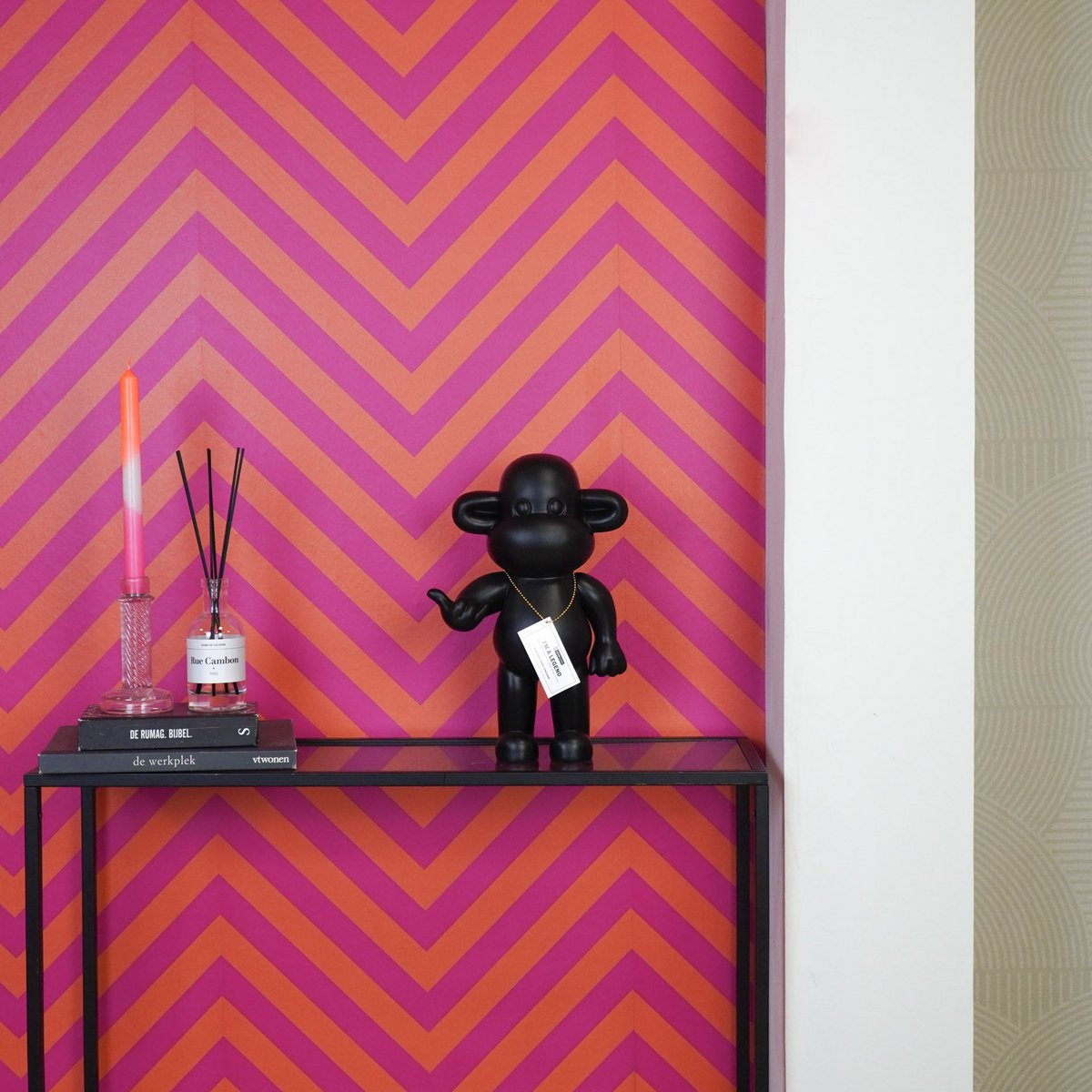 Housevitamin - Ornament - hang losse aap beeldje 'de legende' - polyresin - zwart - 20,5x13,5x35cm