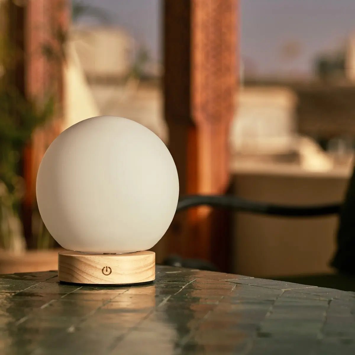 Tavellio-Amsterdam - Flore lichtbruine houten lamp met glazen lamp - oplaadbaar en dimbaar draadloos licht