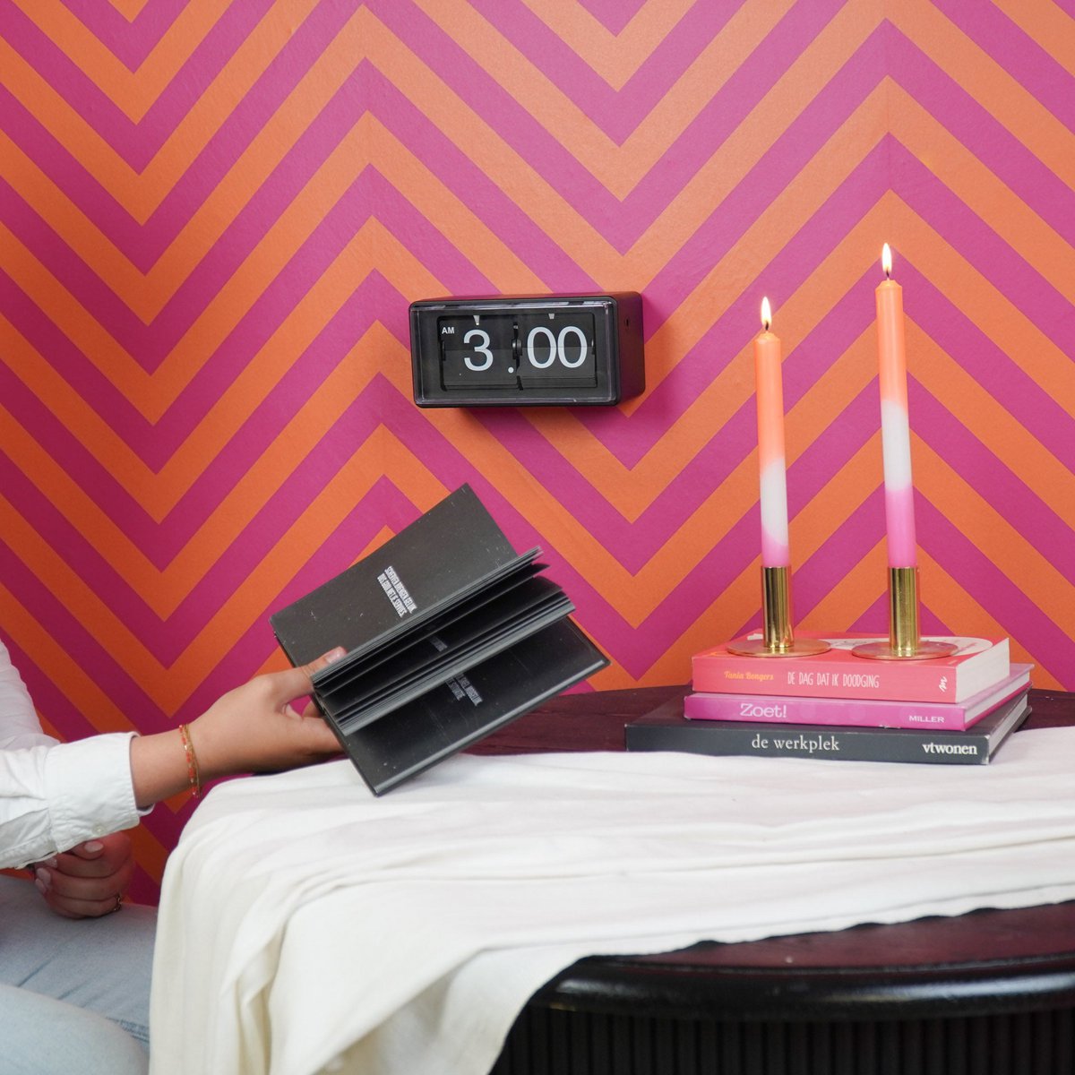 Housevitamin - Klokkabinet klok flip over-zwart- 22x13x11,5 cm