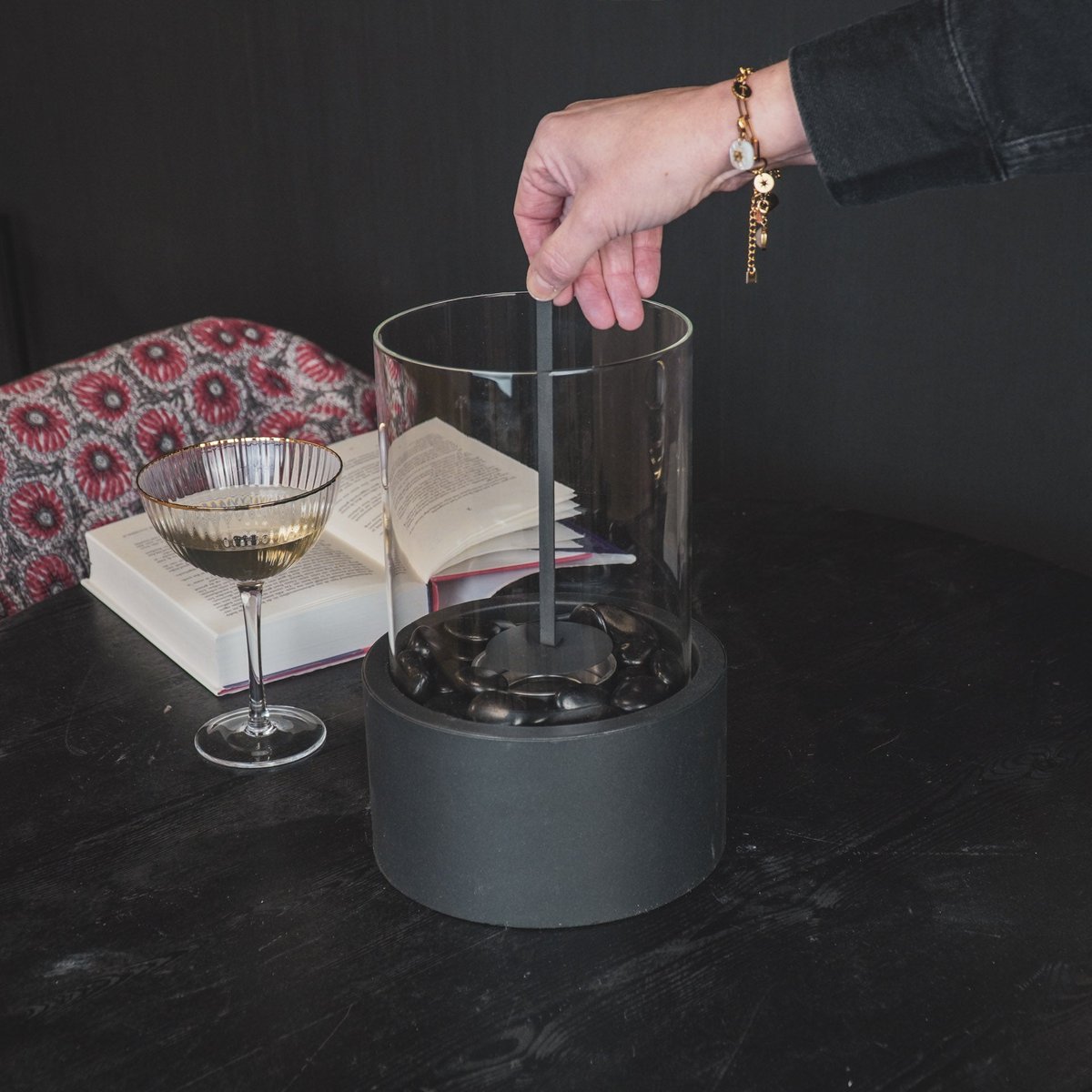 Housevitamin - Tafelbrander - Ronde - metaal/glas - zwart - 18x18x26,5 cm