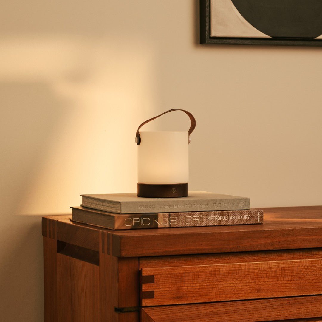 Tavellio-Amsterdam - Avery donkerbruine oplaadbare houten tafellamp – draadloos en dimbaar met leren band