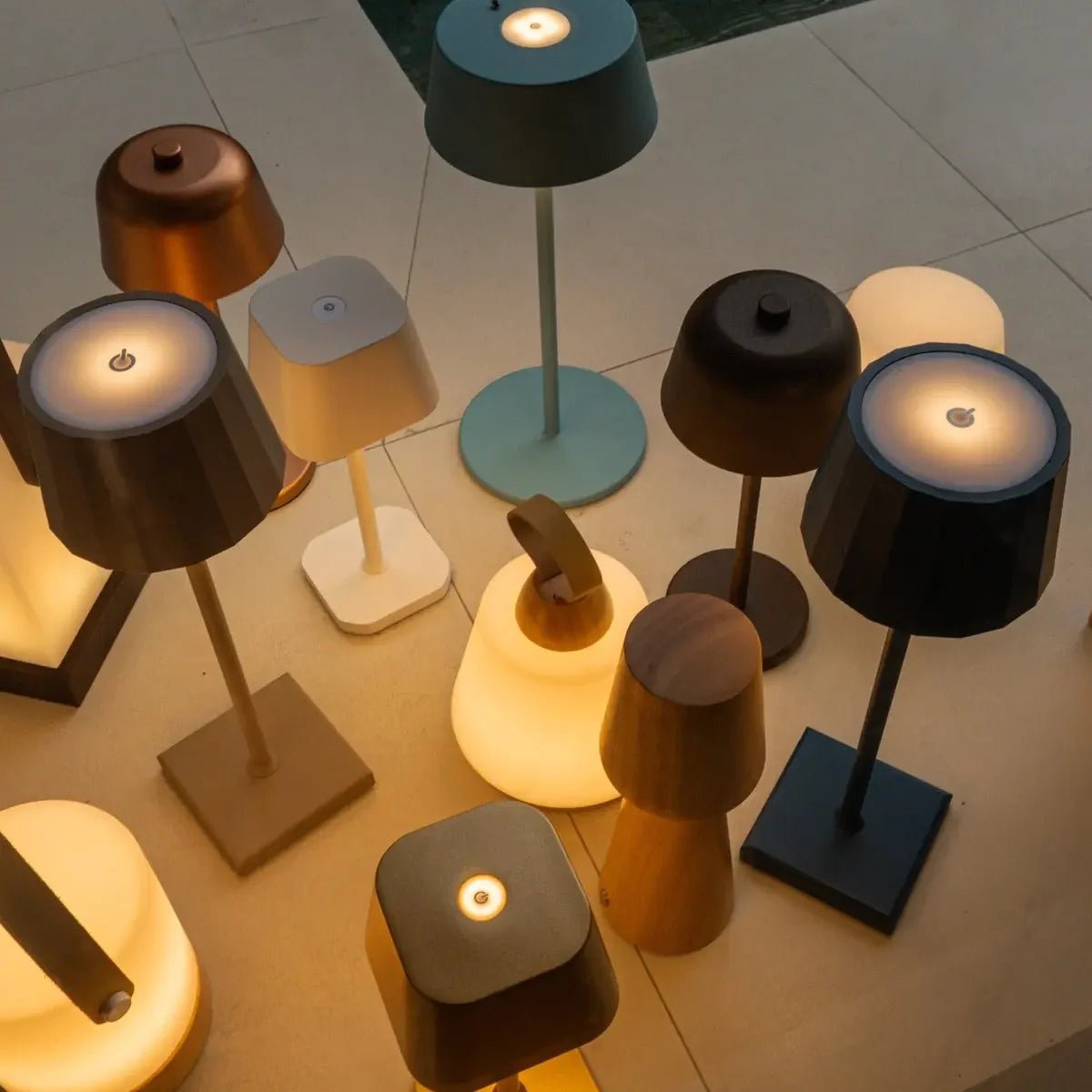 Tavellio-Amsterdam - Avery lichtbruin oplaadbare houten tafellamp – draadloos en dimbaar met leren band