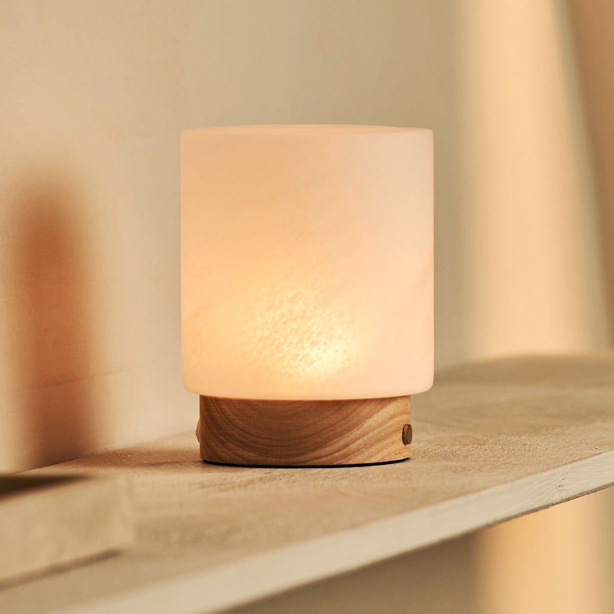 Tavellio-Amsterdam - Pien lichtbruine houten tafellamp - oplaadbaar, dimbaar en tot 100 uur batterij