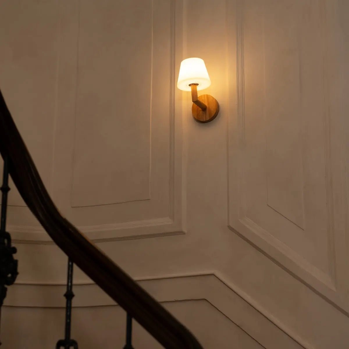 Tavellio-Amsterdam - Ted lichtbruin houten oplaadbare wandlamp | Draadloze en dimbare verlichting