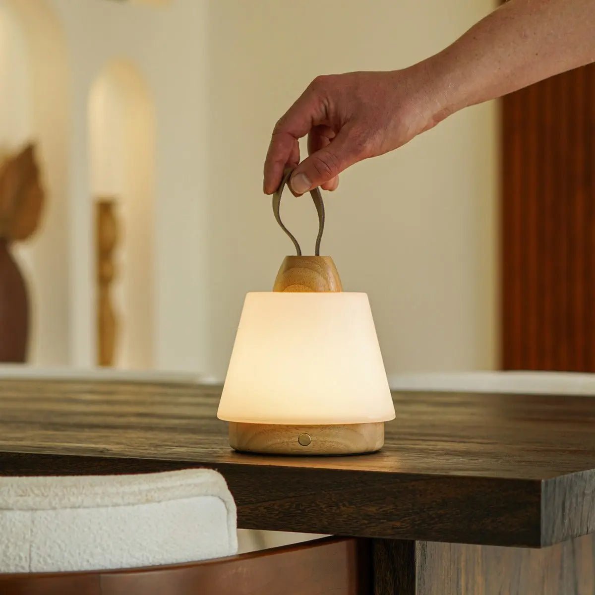 Tavellio-Amsterdam - Liv lichtbruine oplaadbare lamp – lederen band, dimbaar, draadloos