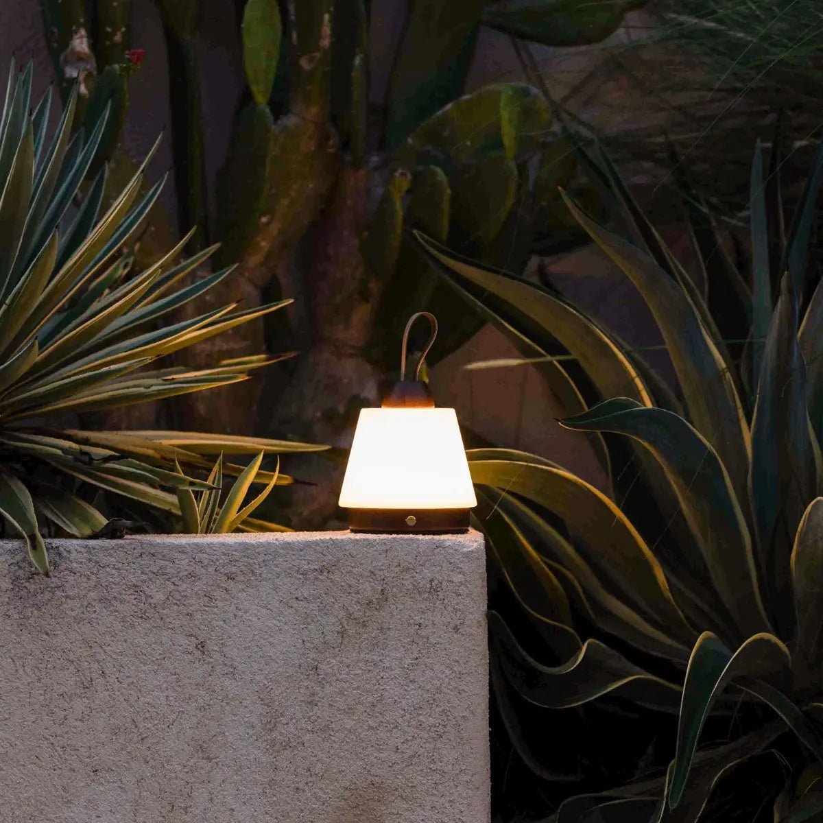 Tavellio-Amsterdam - Liv donkerbruine oplaadbare lamp – leren band, dimbaar, draadloos