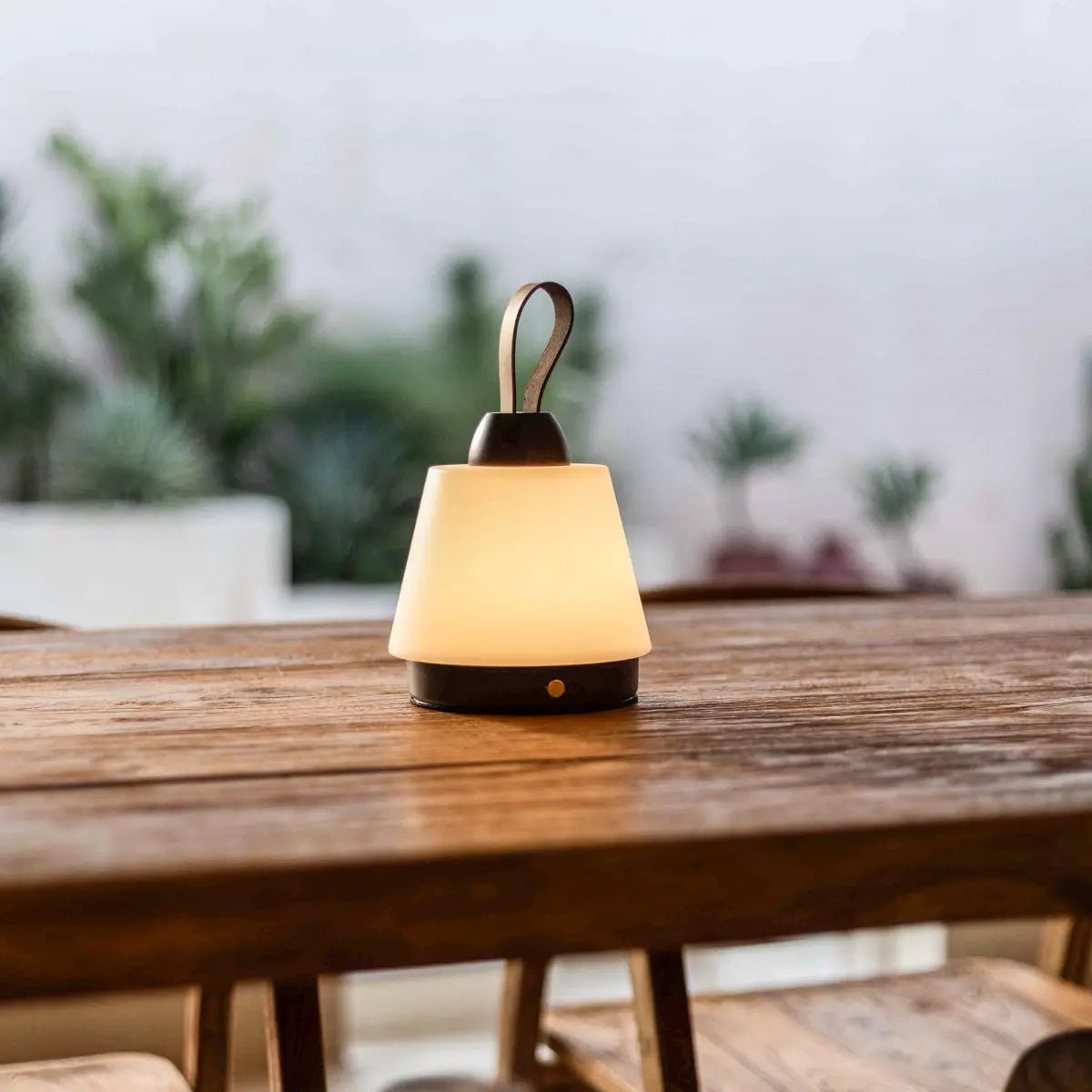 Tavellio-Amsterdam - Liv donkerbruine oplaadbare lamp – leren band, dimbaar, draadloos