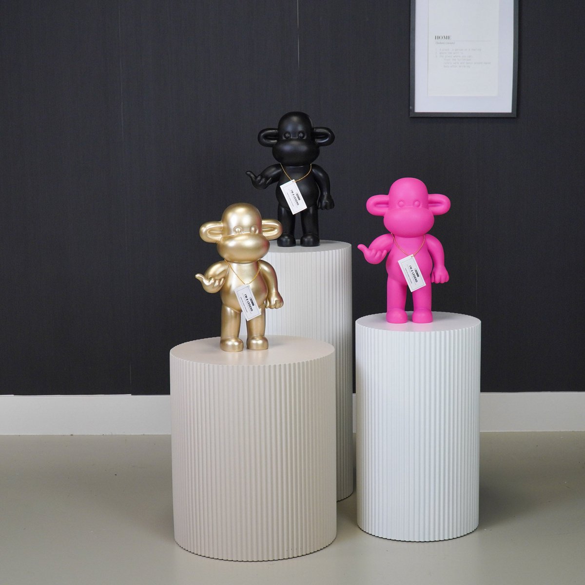 Housevitamin - Ornament - hang losse aap beeldje 'de legende' - polyresin - zwart - 20,5x13,5x35cm