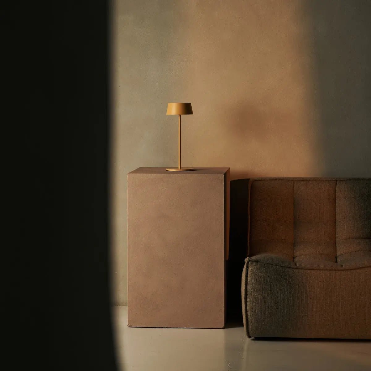 Tavellio-Amsterdam - Hugo Amber gele oplaadbare ijzeren tafellamp - dimbaar, stijlvol en draadloos