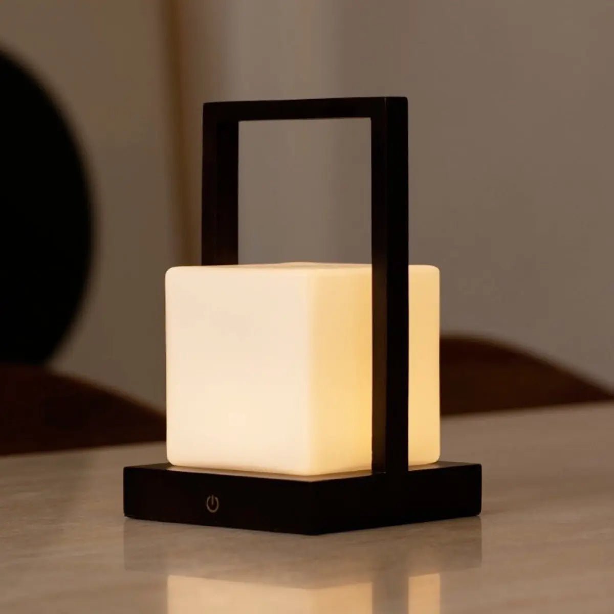 Tavellio-Amsterdam - Noah donkerbruine houten oplaadbare tafellamp met glas en houten handgreep