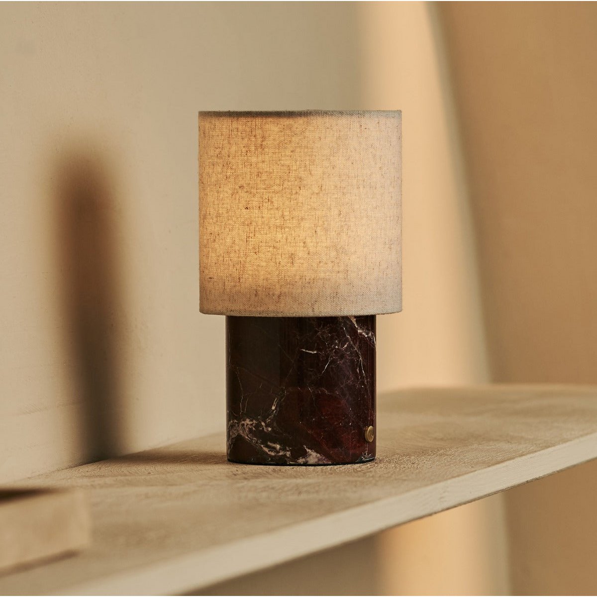 Tavellio-Amsterdam - Onoda rood / rosso levanto - marmeren oplaadbare tafellamp - met linnen verwisselbare lampenkamp