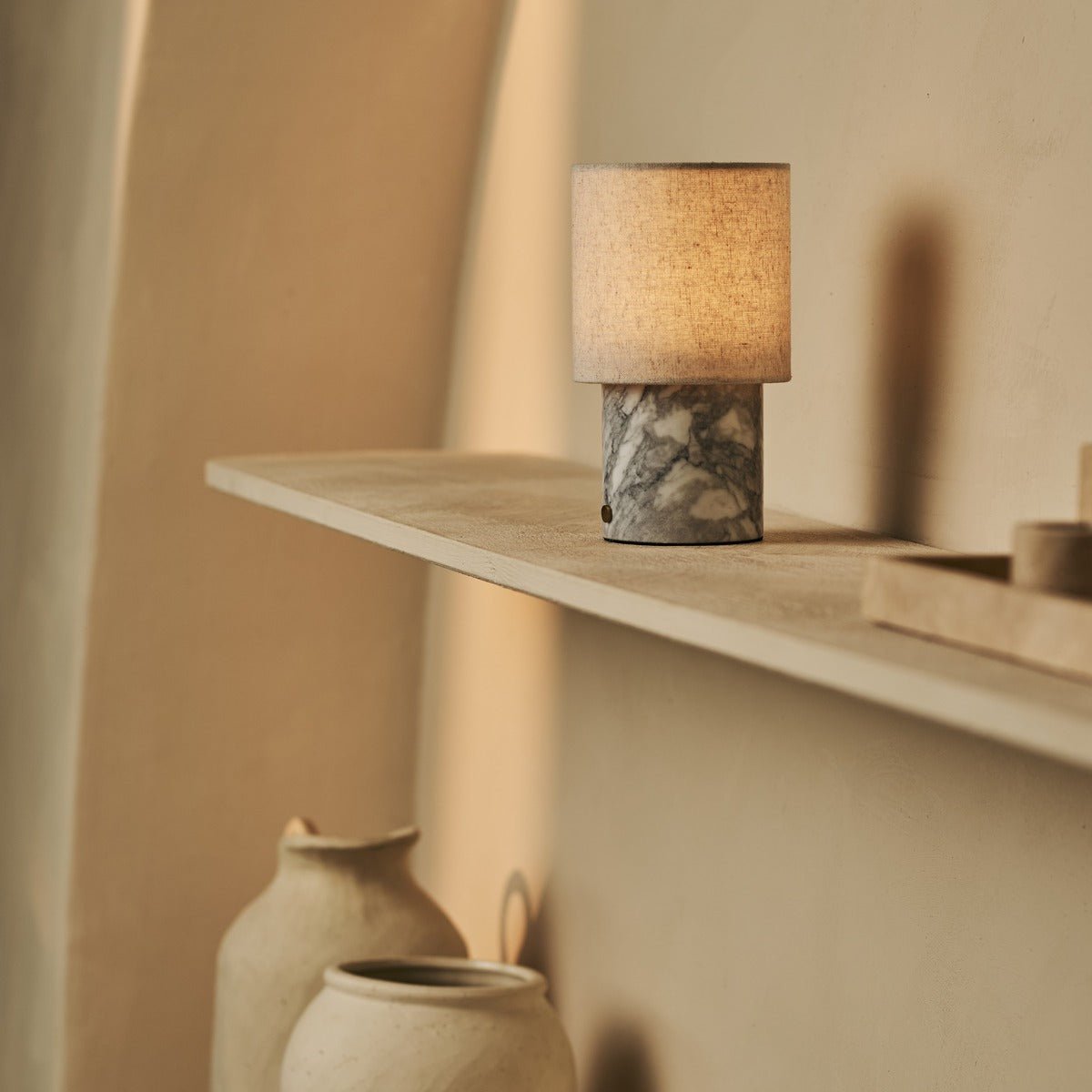 Tavellio-Amsterdam - Onoda witte / Bianco statuarietto - marmeren oplaadbare tafellamp - met linnen verwisselbare lampenkap