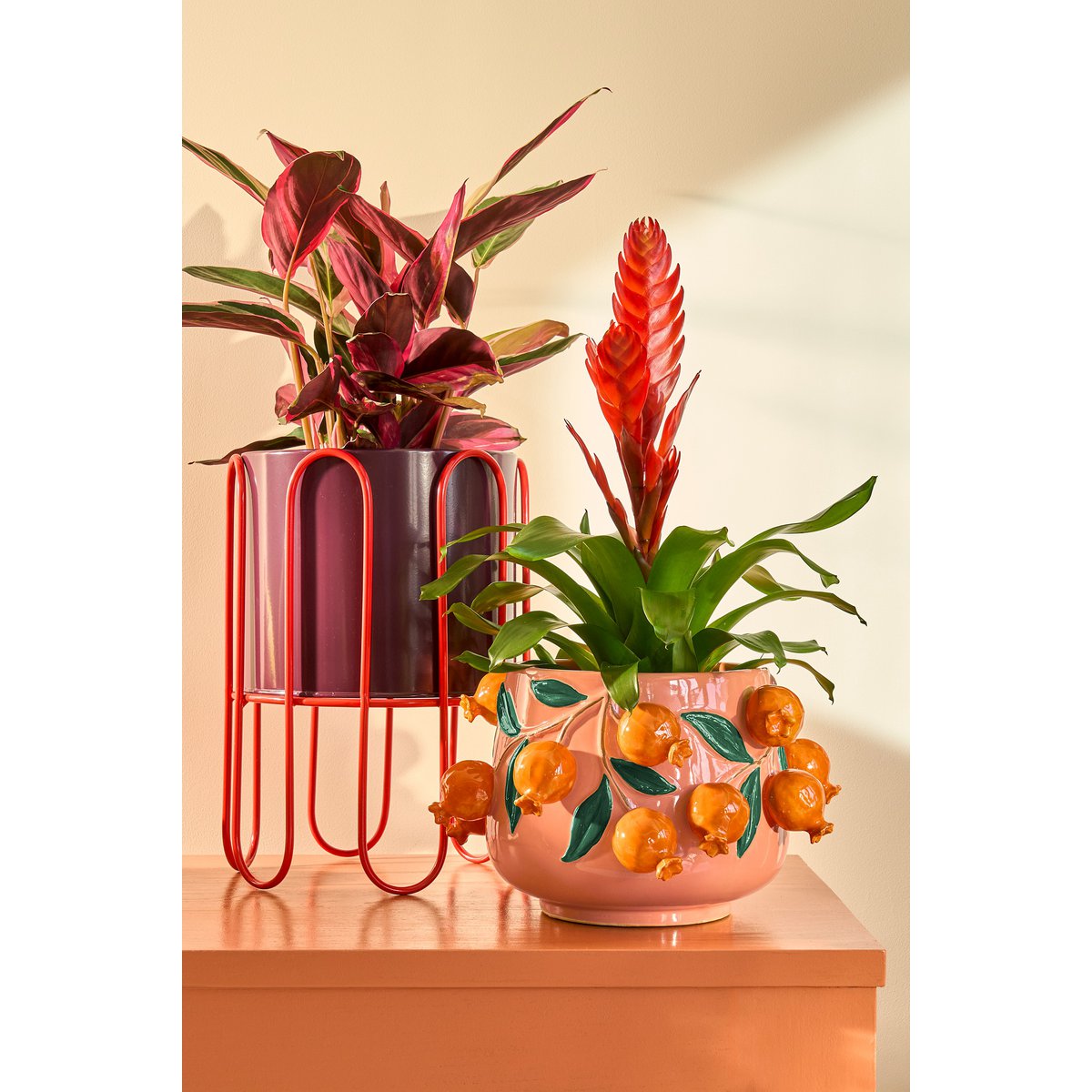 Mica Decorations - Dione Bloempot op Standaard - Set van 2 - H35 x Ø26 cm - Metaal - Donkerrood, Lichtrood