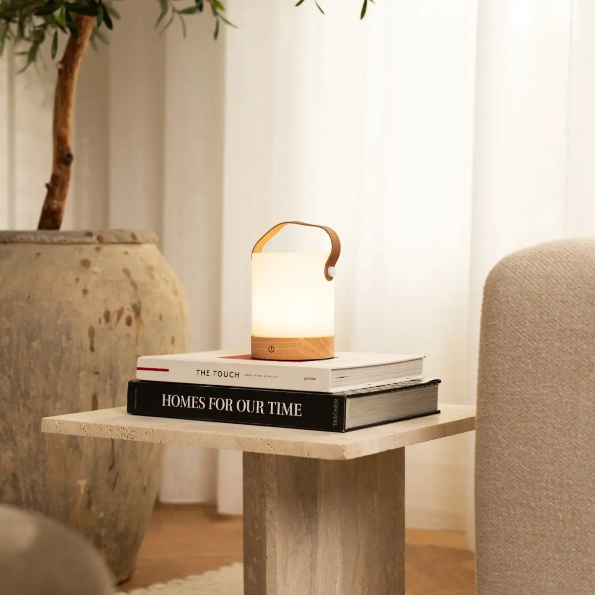 Tavellio-Amsterdam - Avery lichtbruin oplaadbare houten tafellamp – draadloos en dimbaar met leren band