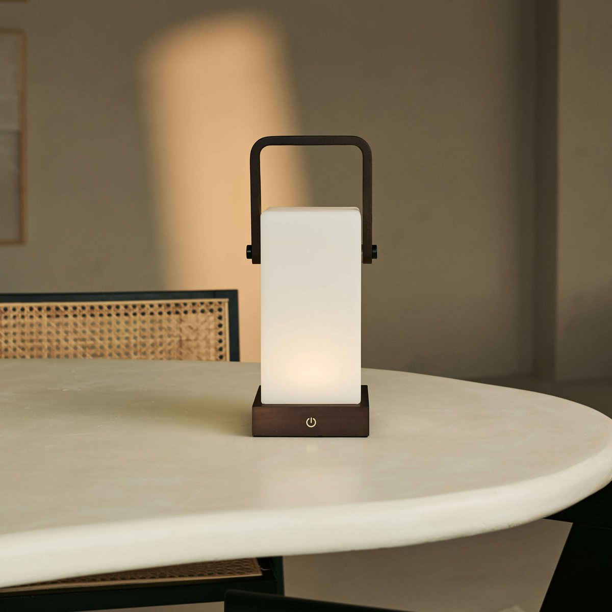 Tavellio-Amsterdam - Harper Donkerbruine Houten Lamp – Snoerloze Oplaadbare Tafellamp met Handvat