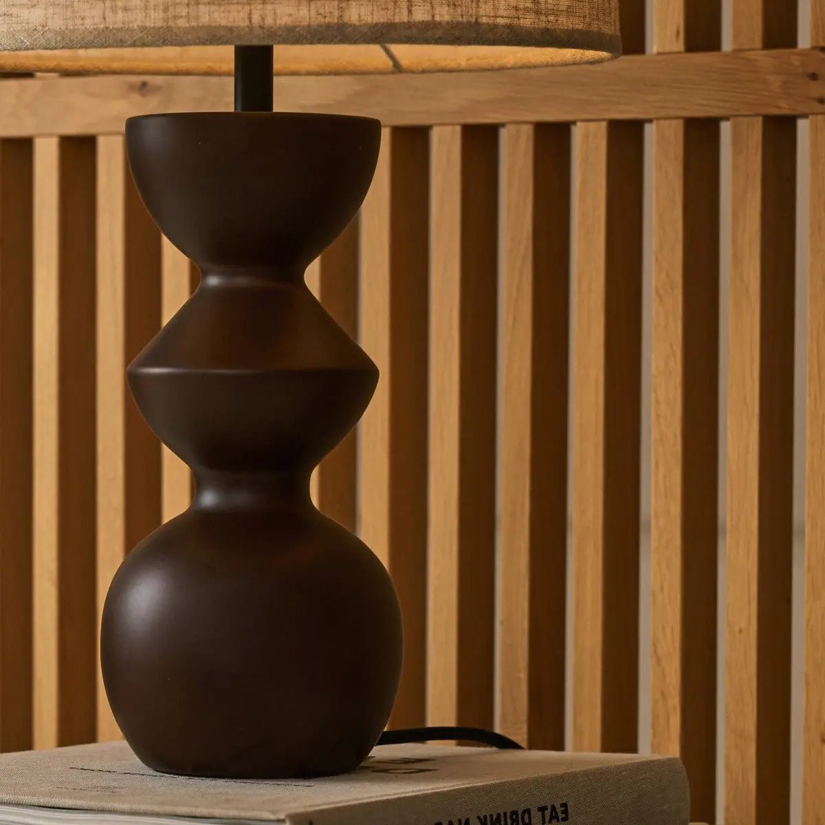 Tavellio-Amsterdam - Kai donkerbruine tafellamp met zandkleurige lampenkap – stijlvolle, handgemaakte verlichting