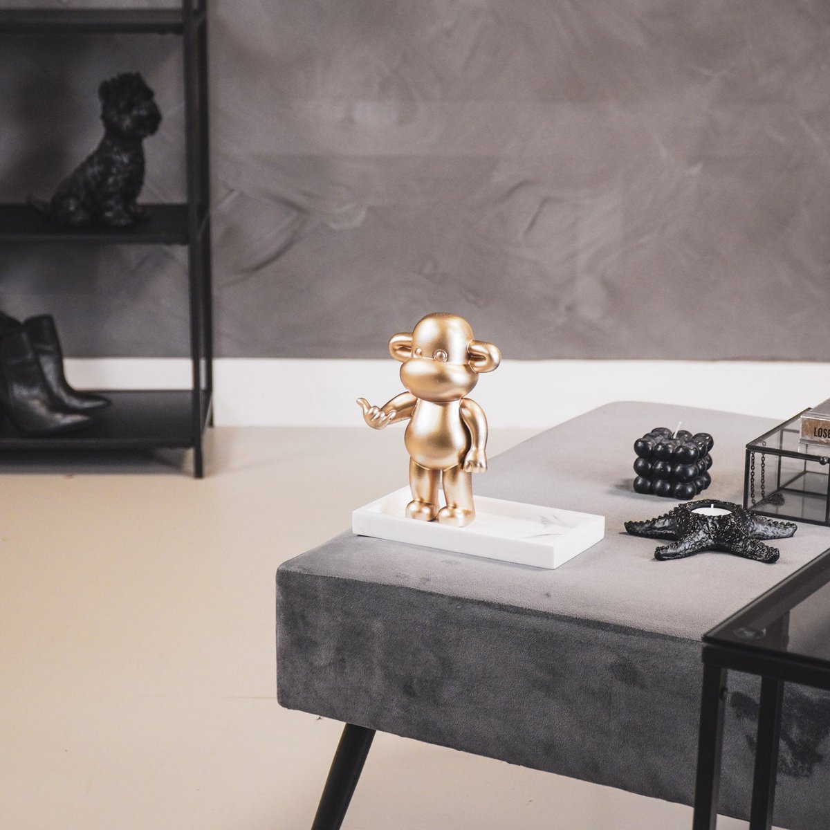 Housevitamin - Ornament - hang losse aap beeldje 'de legende' - polyresin - goud - 11x7x19cm