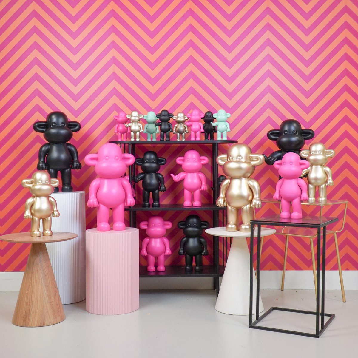 Housevitamin - Ornament - hang losse aap beeldje 'de legende' - polyresin - goud - 11x7x19cm