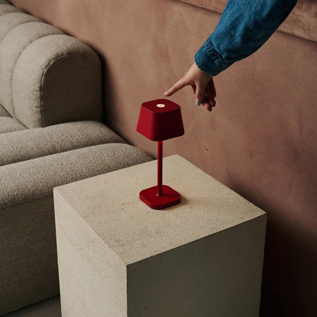 Tavellio-Amsterdam - Ava Berry Red - Oplaadbare tafellamp | Stijlvol, draadloos en dimbaar