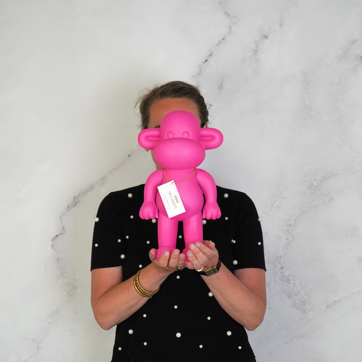 Housevitamin - Ornament - aap -beeldje 'de legende'- polyresin - roze - 20,5x13,5x35cm