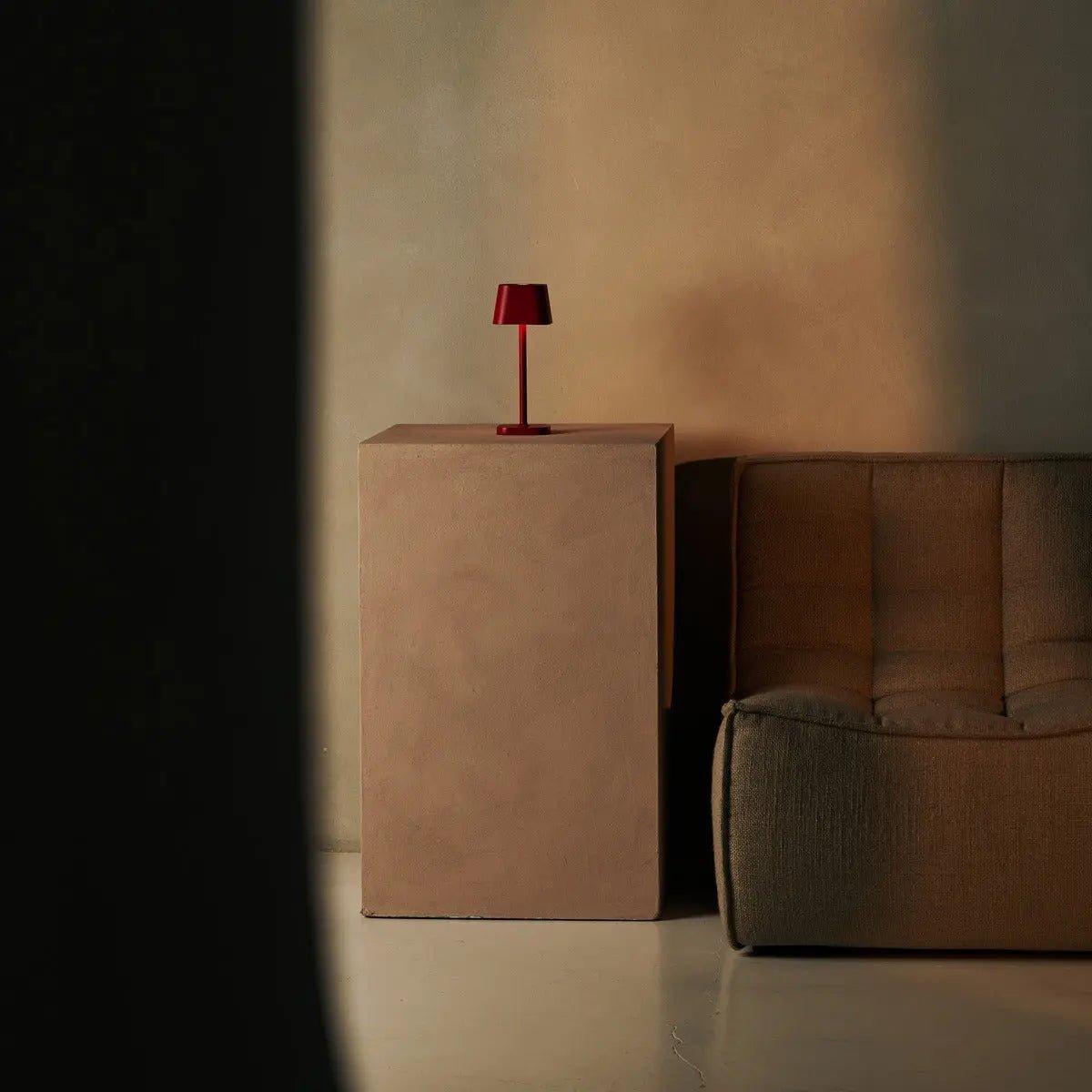 Tavellio-Amsterdam - Ava Berry Red - Oplaadbare tafellamp | Stijlvol, draadloos en dimbaar