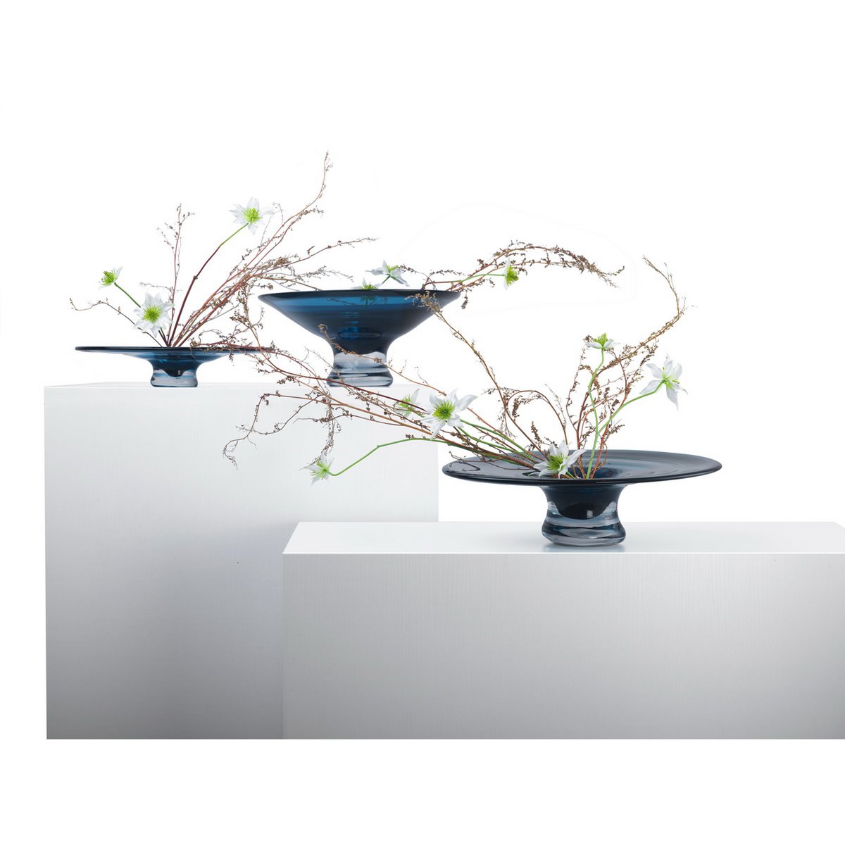 Element Accessories - Ronde platte vaas of schaal, diepblauw dik glas, handgedraaid: ALAIN