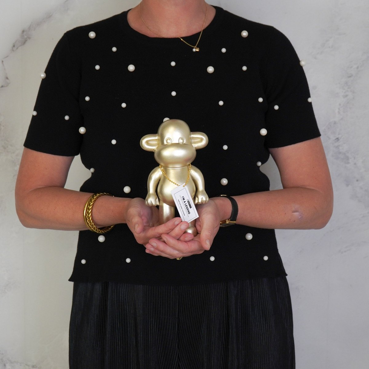 Housevitamin - Ornament - aap -beeldje 'de legende'- polyresin - goud - 11x7x19cm