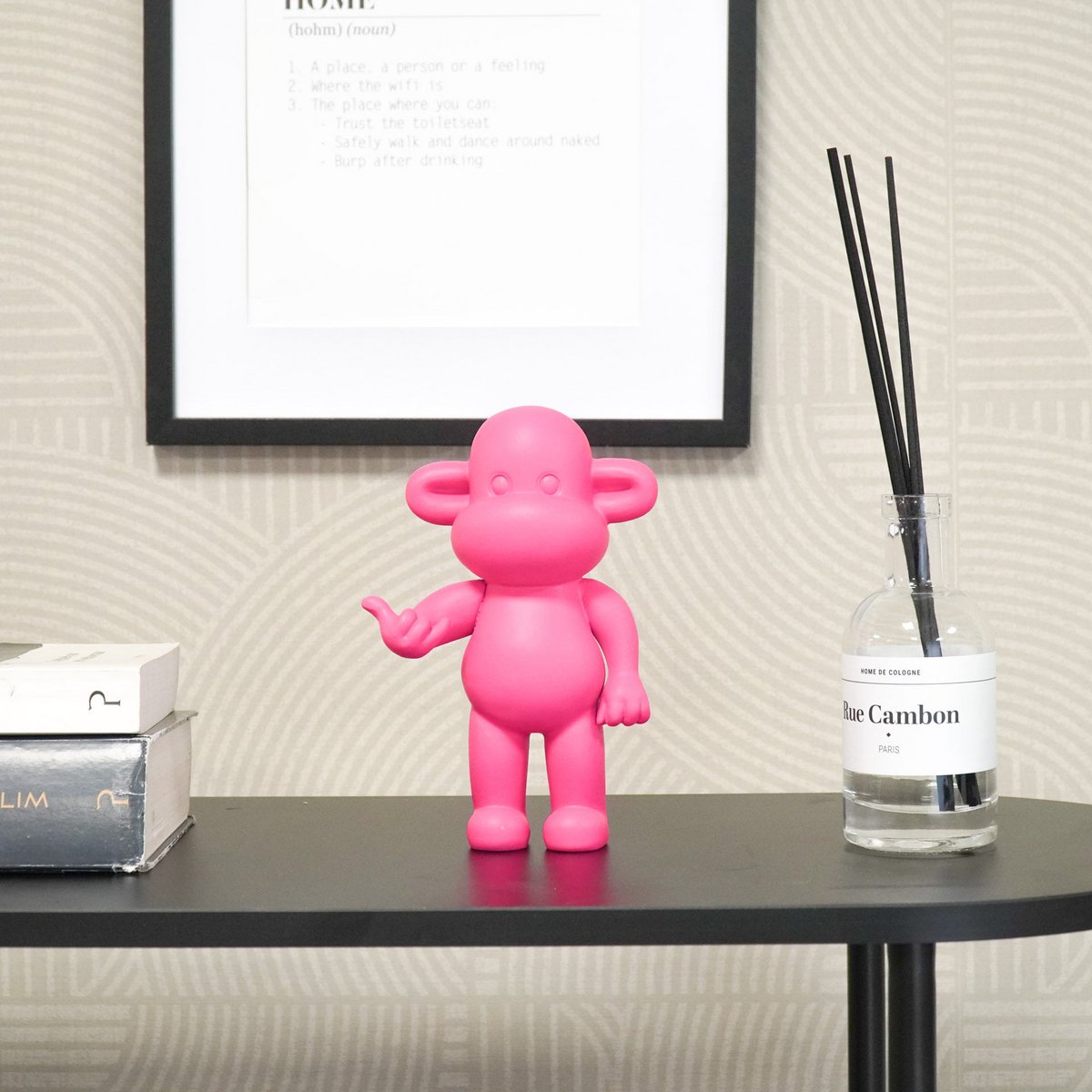 Housevitamin - Ornament - hang losse aap beeldje 'de legende' - roze - 11x7x19cm